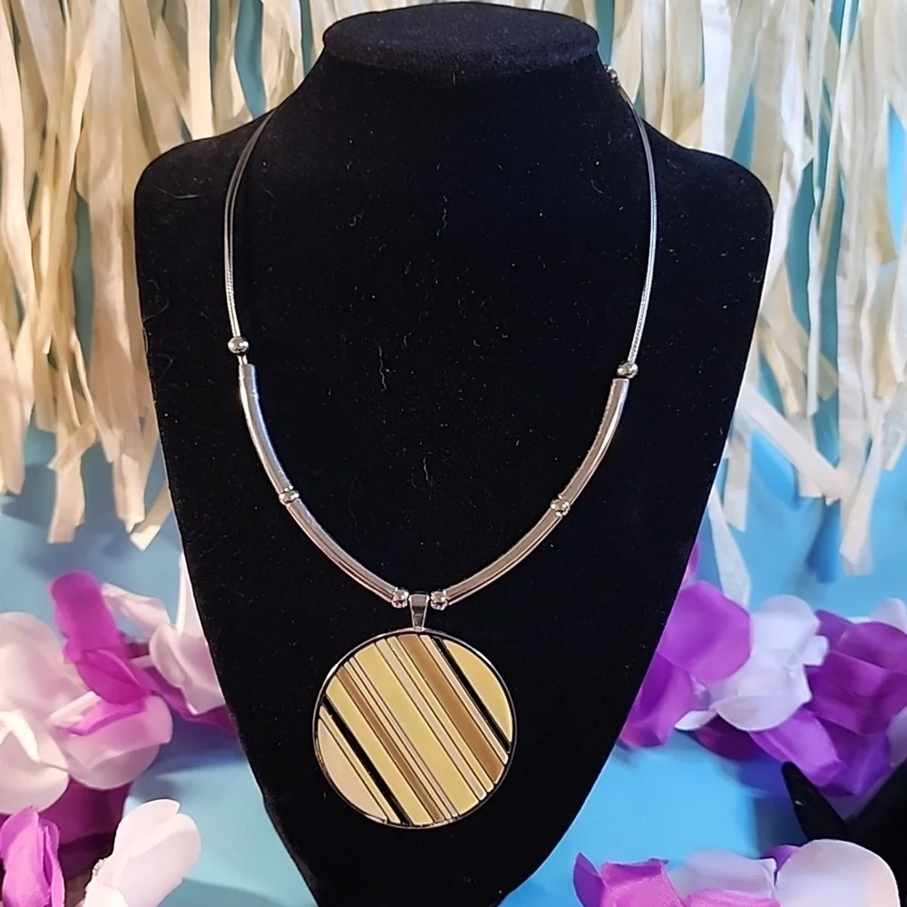 3 necklaces and 1 bracelet Vintage Costume Jewelry. - Picture 2 of 5